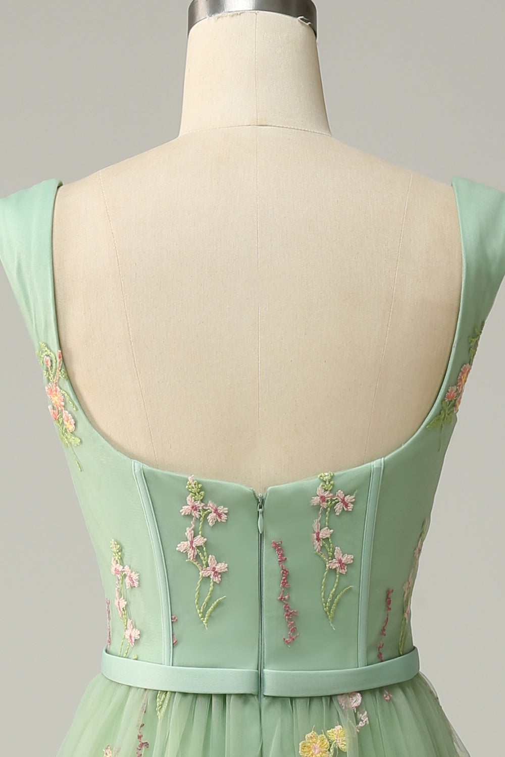 Robe de bal longue en trapèze, de couleur verte, avec un décolleté en cœur et des broderies