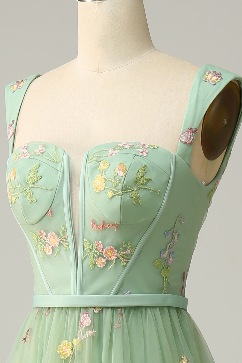 Robe de bal longue en trapèze, de couleur verte, avec un décolleté en cœur et des broderies