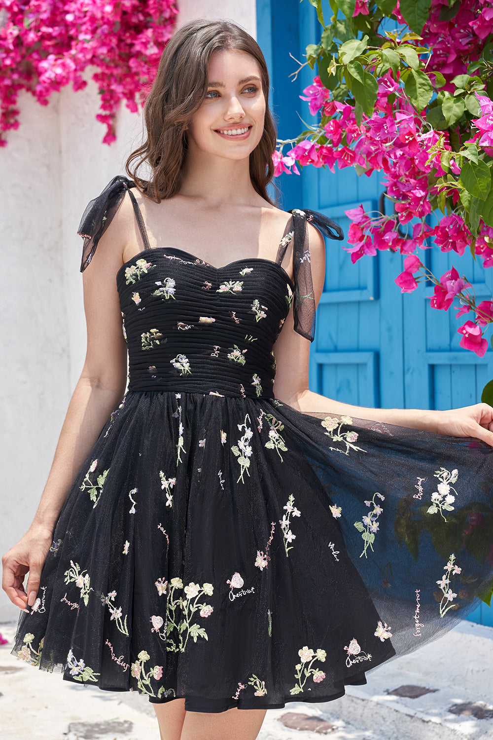 Vestido de Graduación Corto Champán con Escote Corazón y Bordado