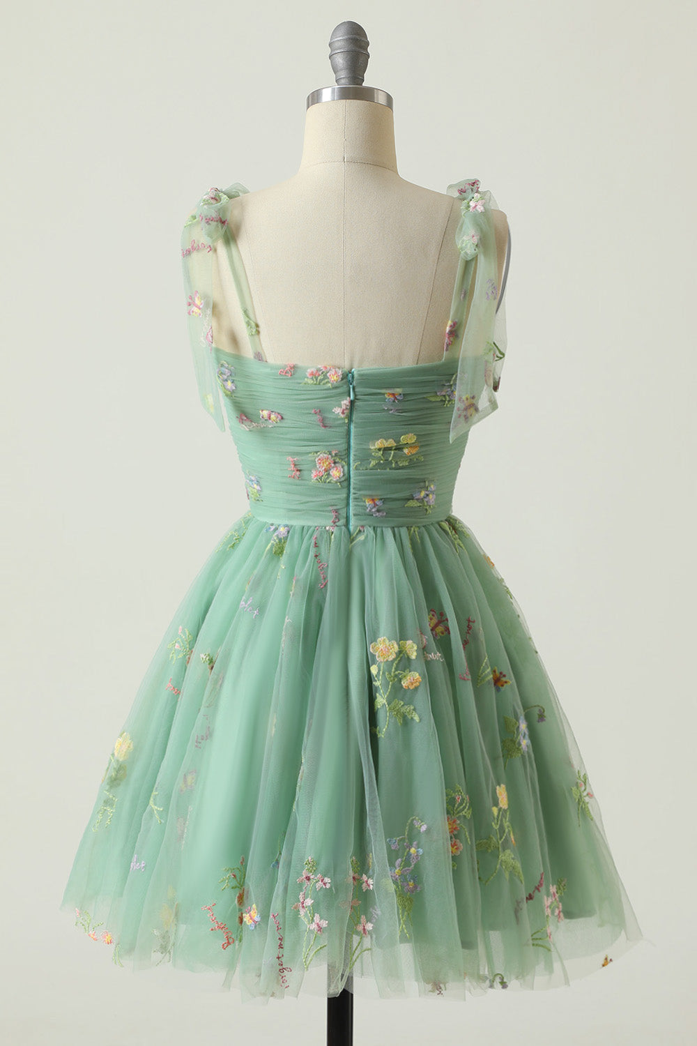 Vestido de Graduación Corto Champán con Escote Corazón y Bordado