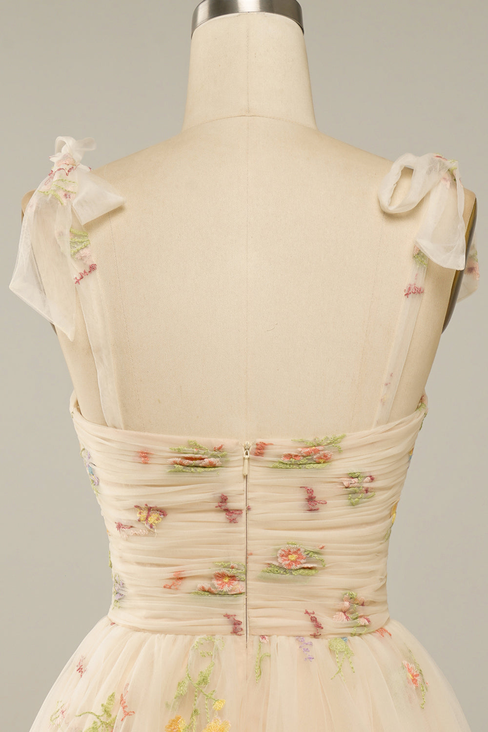 Vestido de Graduación Corto Champán con Escote Corazón y Bordado