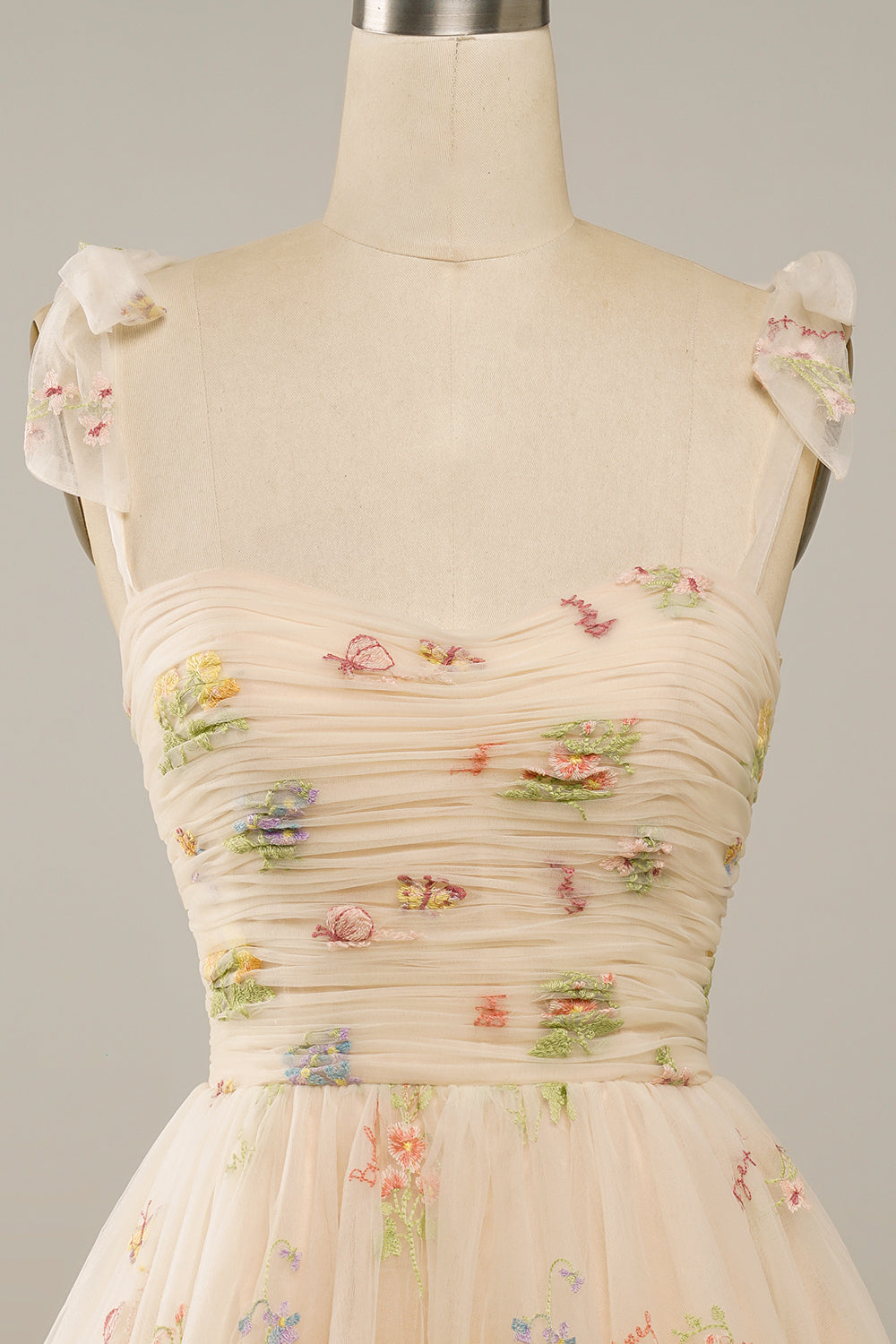 Vestido de Graduación Corto Champán con Escote Corazón y Bordado