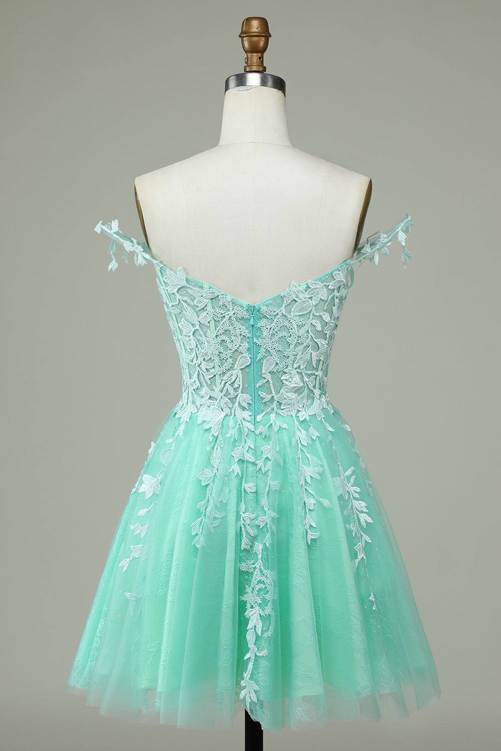 Robe de bal courte grise à fines bretelles et ligne A avec appliques