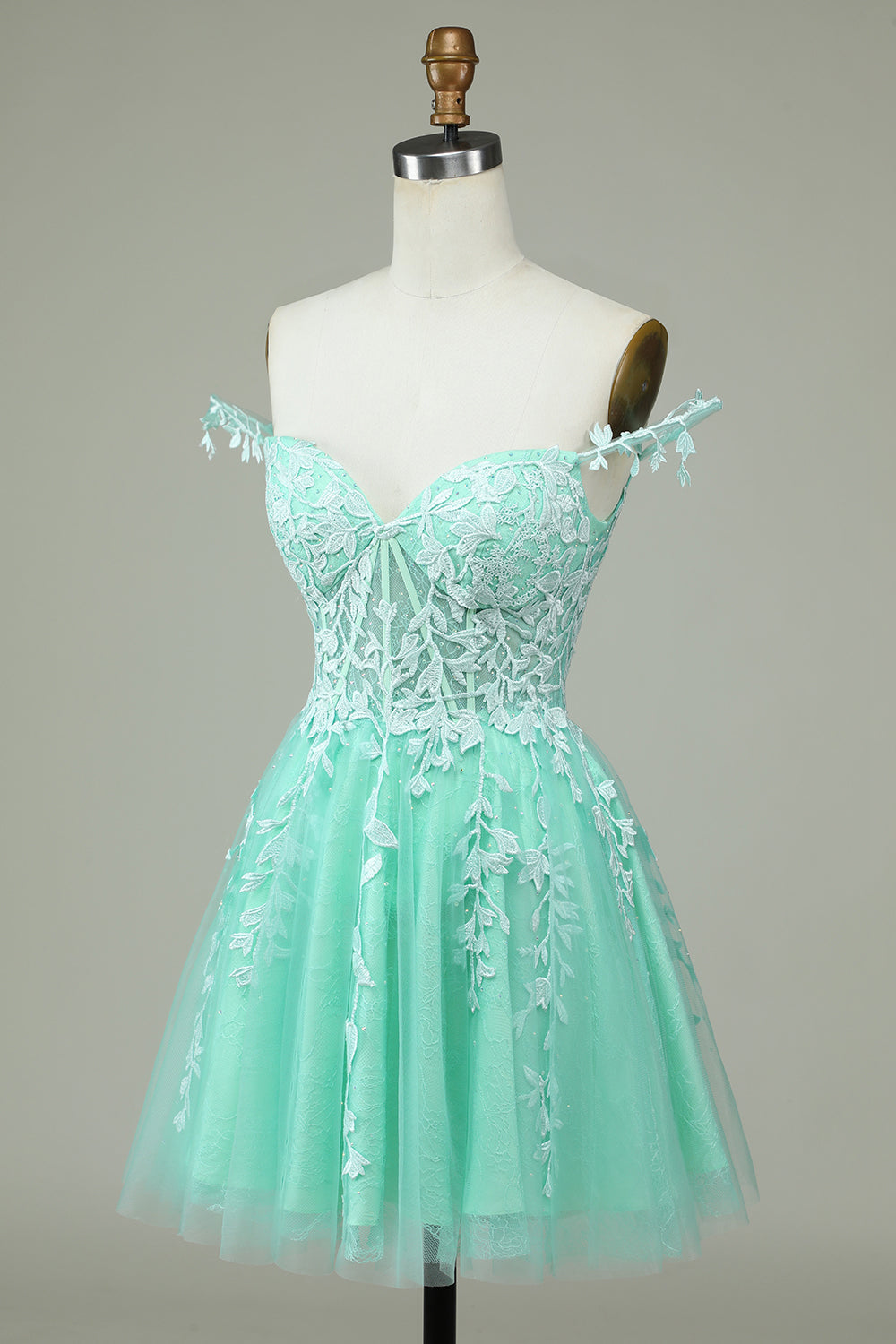 Robe de bal courte grise à fines bretelles et ligne A avec appliques