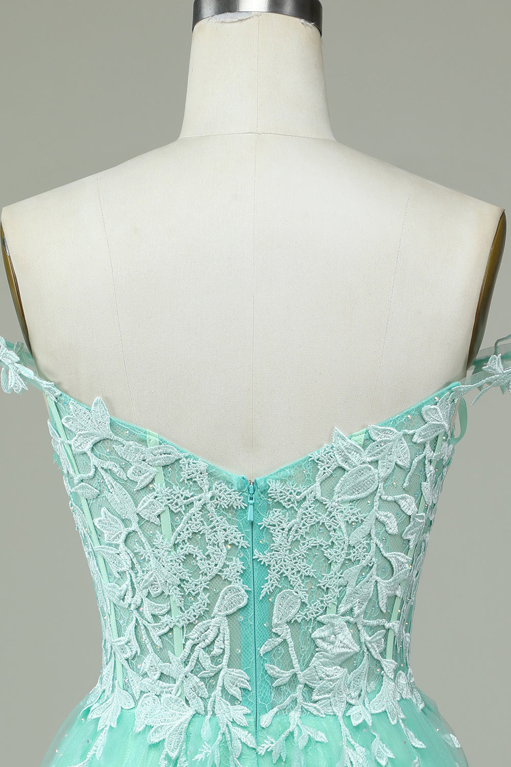 Jolie robe de bal courte menthe ligne A à fines bretelles avec appliqués