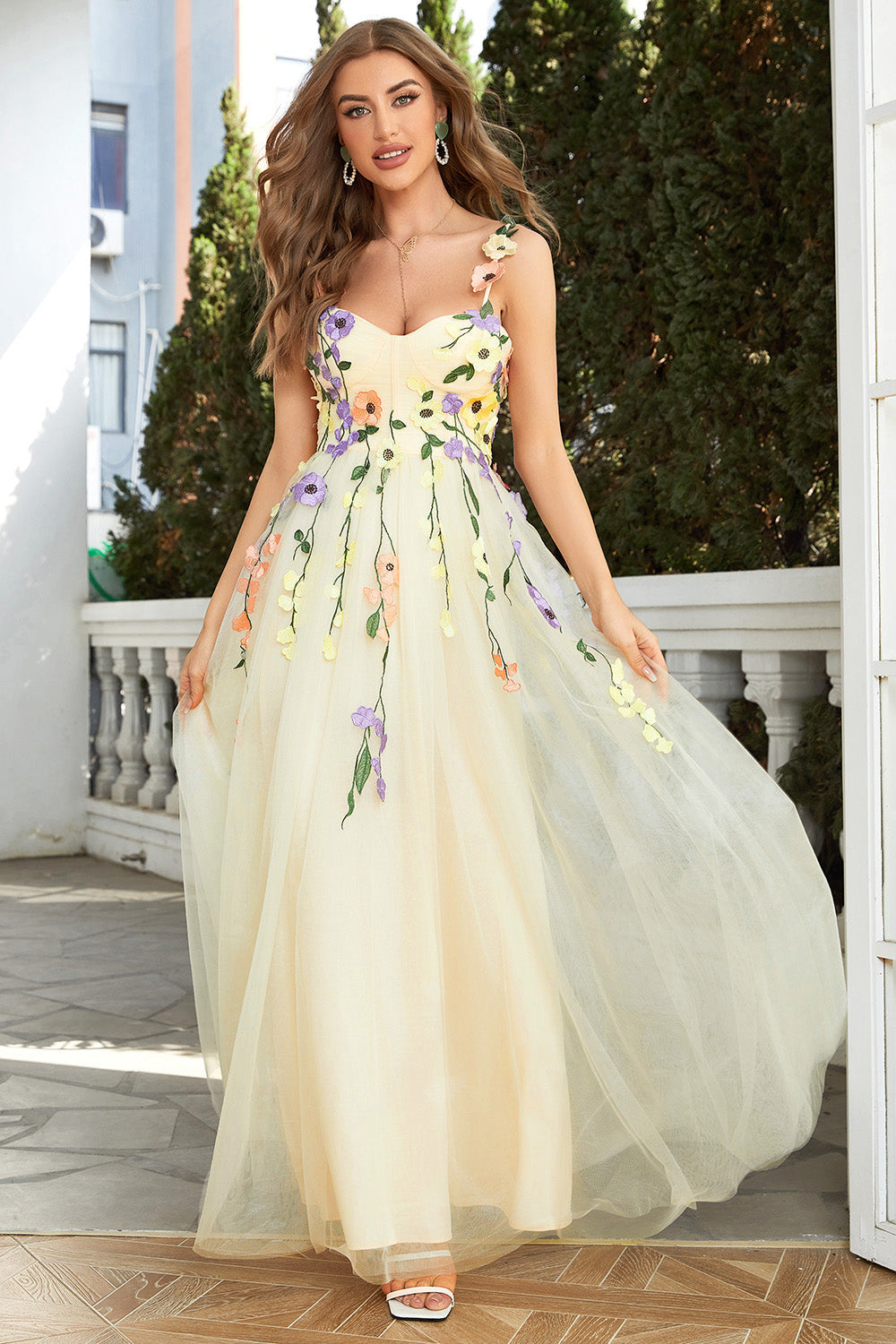 Robe de bal couleur champagne à fines bretelles avec fleurs 3D