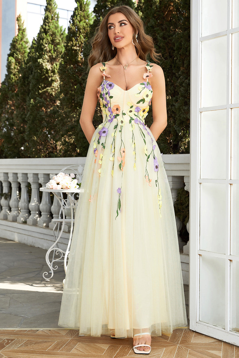 Robe de bal couleur champagne à fines bretelles avec fleurs 3D