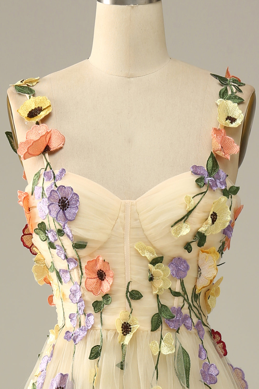Robe de bal en satin champagne à fines bretelles avec fleurs 3D