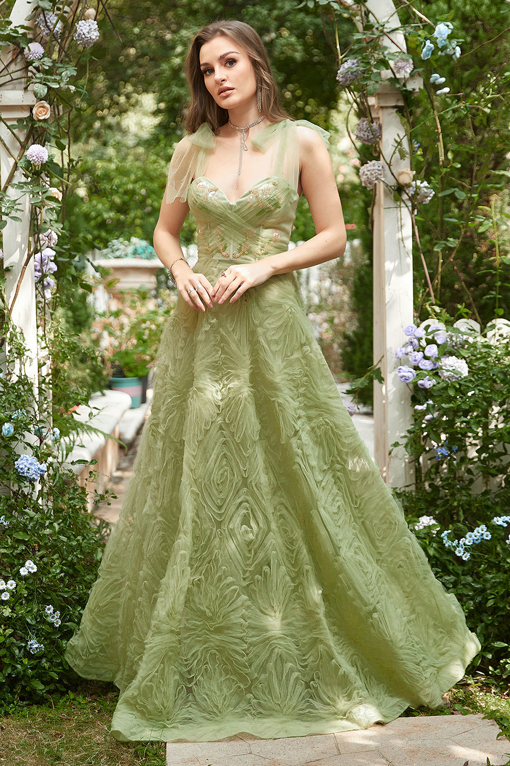 Robe de bal longue évasée vert clair avec broderies