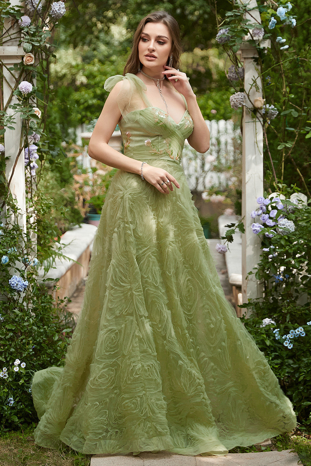 Robe de bal longue évasée vert clair avec broderies