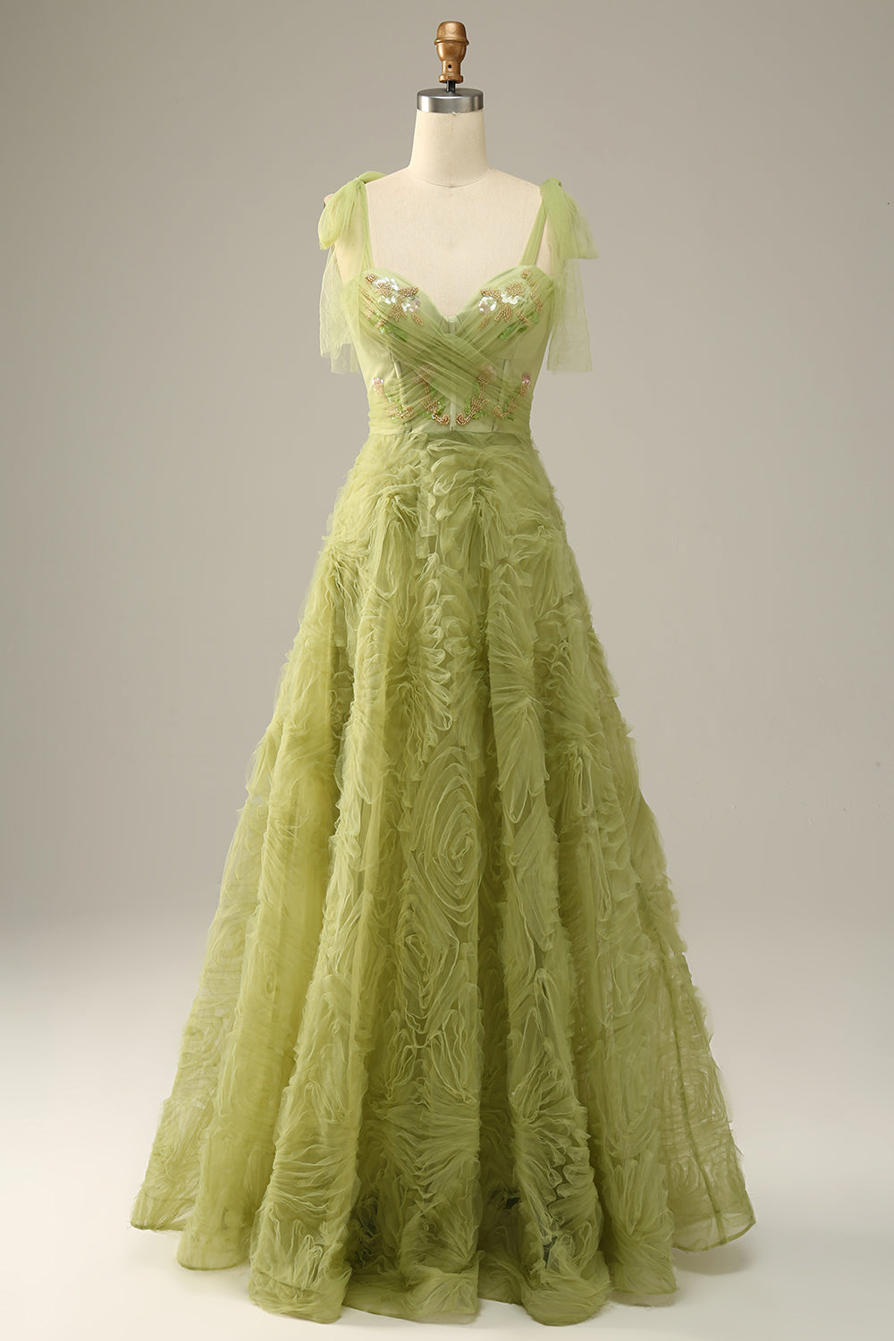 Robe de bal longue évasée vert clair avec broderies