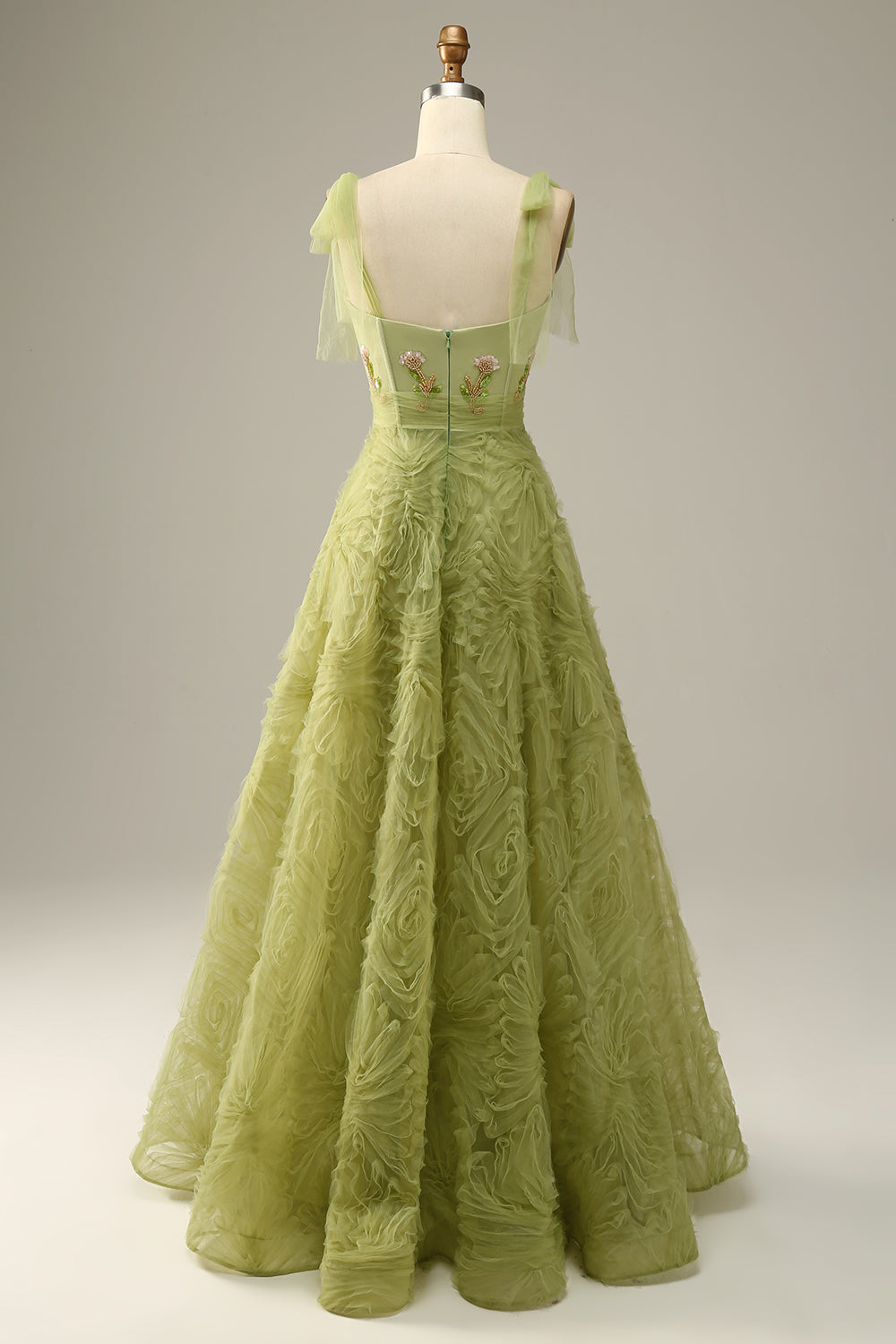 Robe de bal longue évasée vert clair avec broderies
