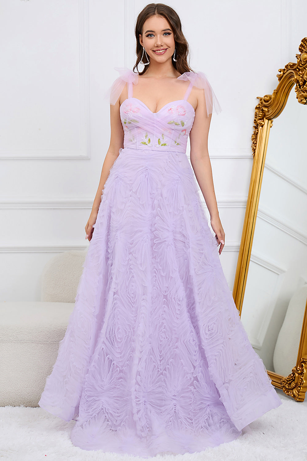 Robe de bal longue évasée vert clair avec broderies