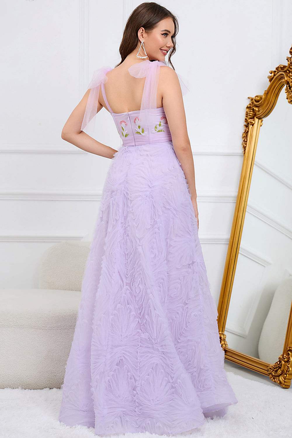 Robe de bal longue évasée vert clair avec broderies