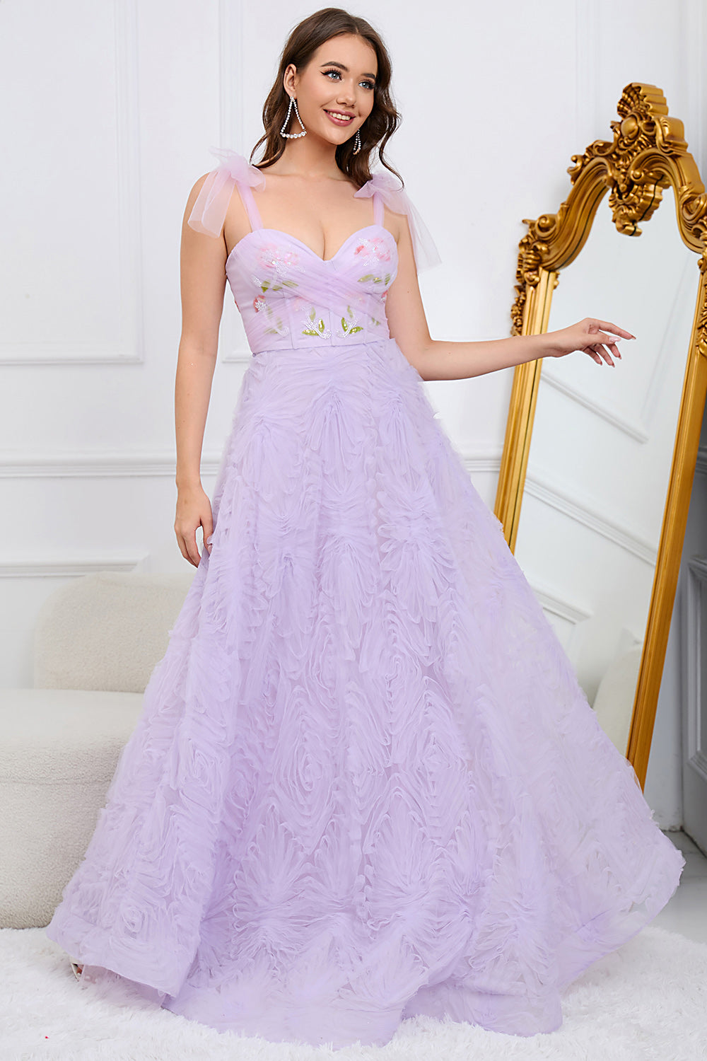 Robe de bal longue évasée vert clair avec broderies