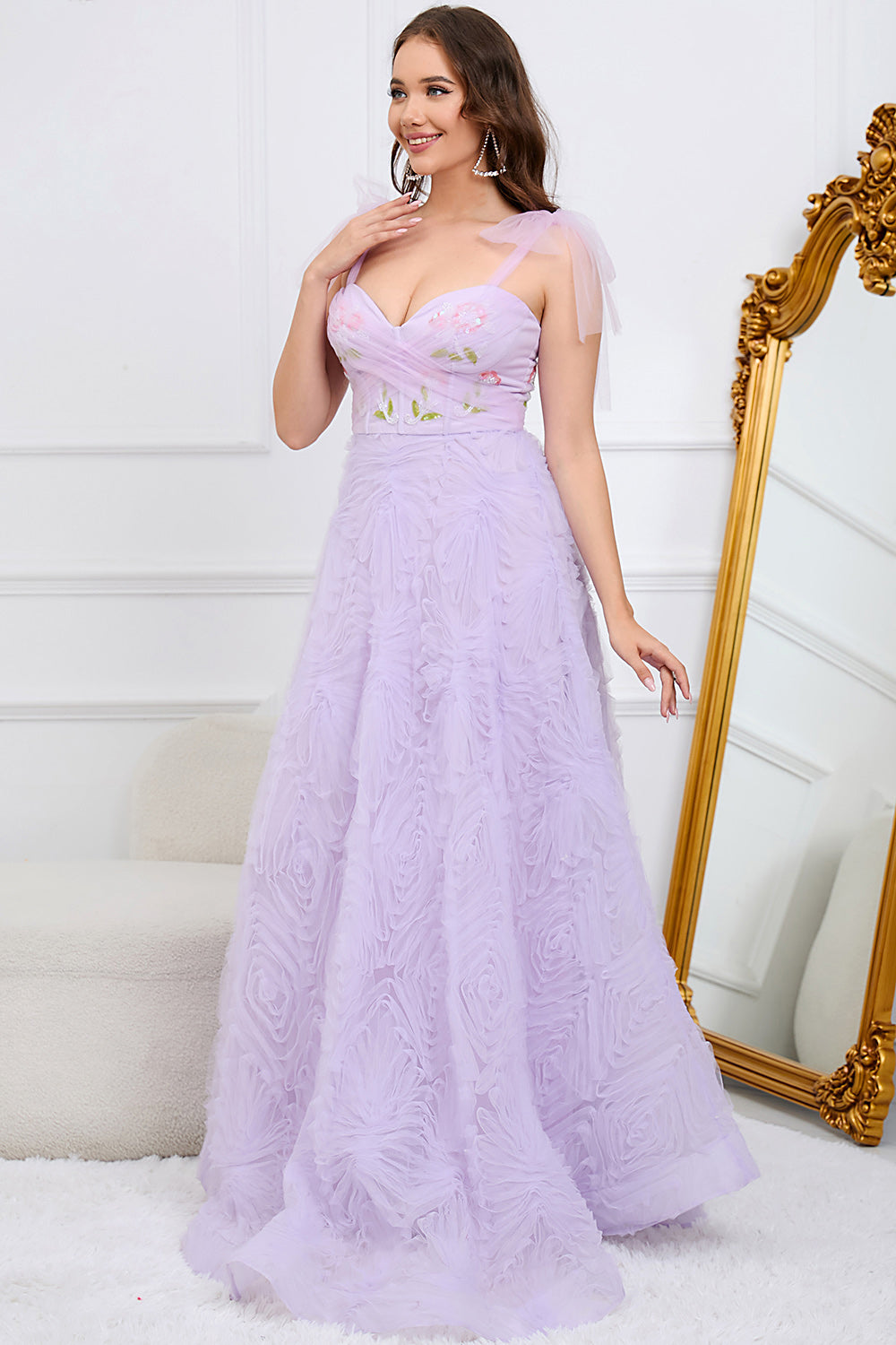 Robe de bal longue évasée vert clair avec broderies