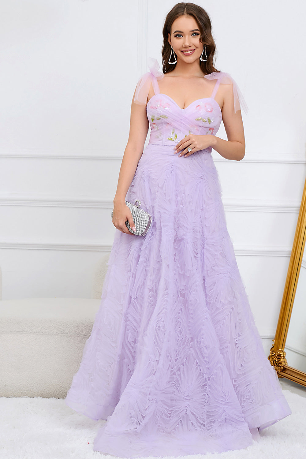 Robe de bal longue évasée vert clair avec broderies