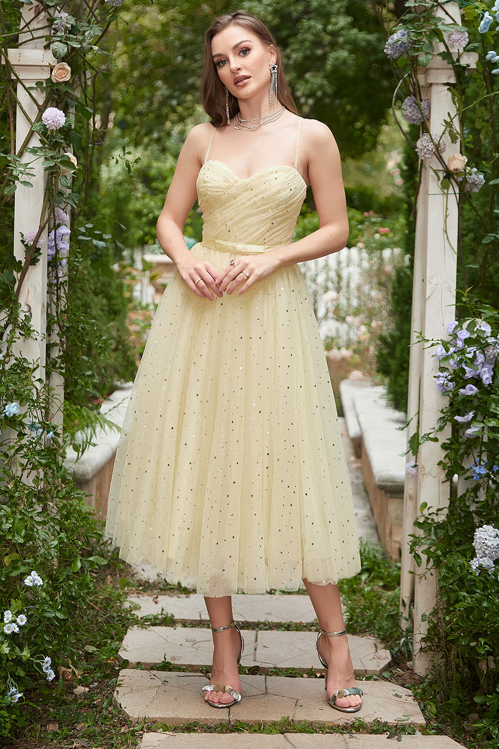 Robe de bal mi-longue jaune à fines bretelles