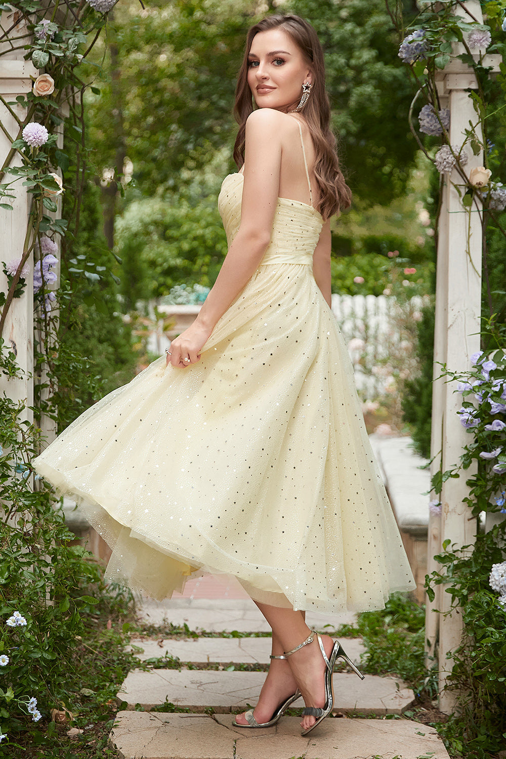 Robe de bal mi-longue jaune à fines bretelles