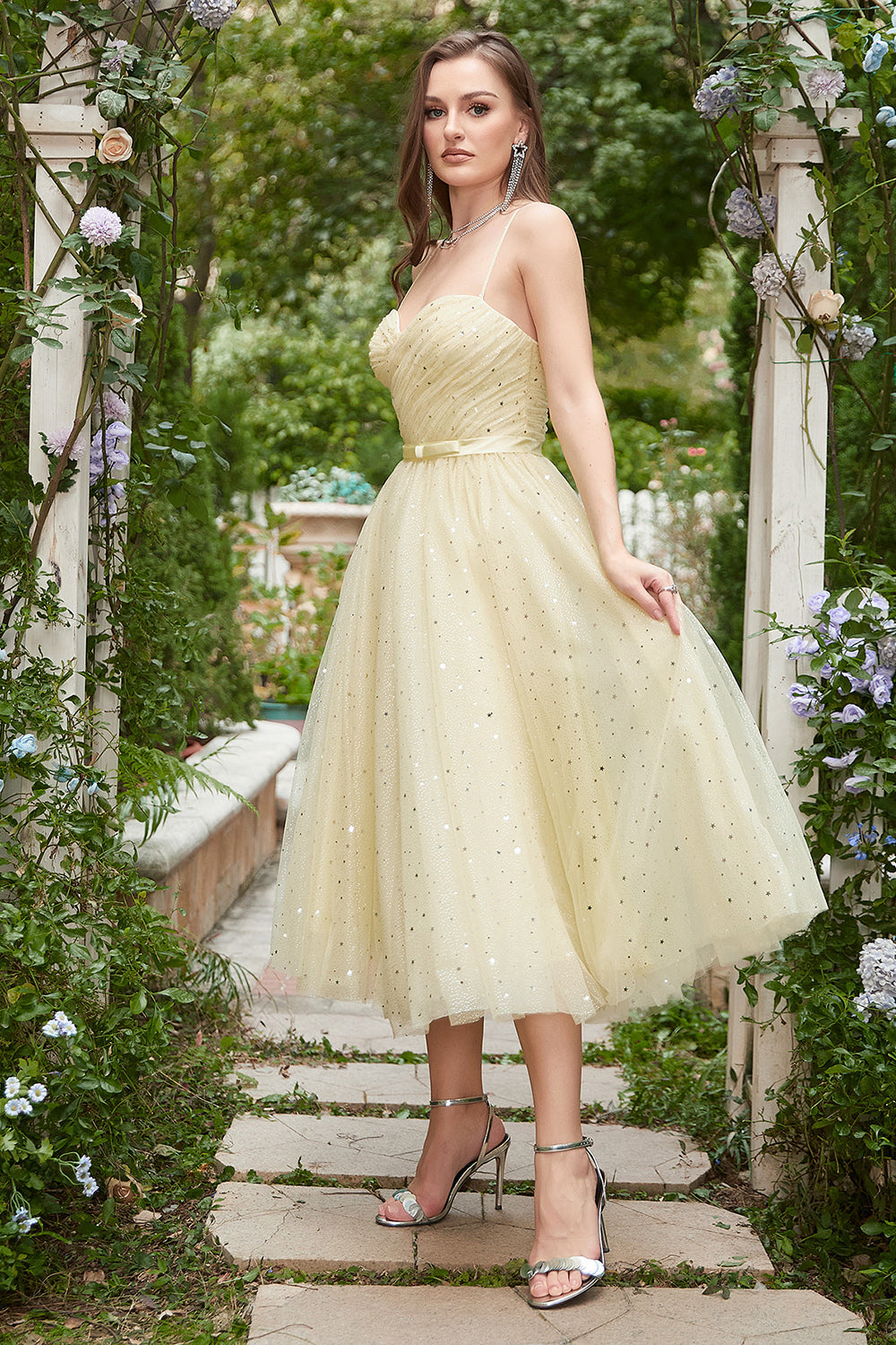 Robe de bal mi-longue jaune à fines bretelles