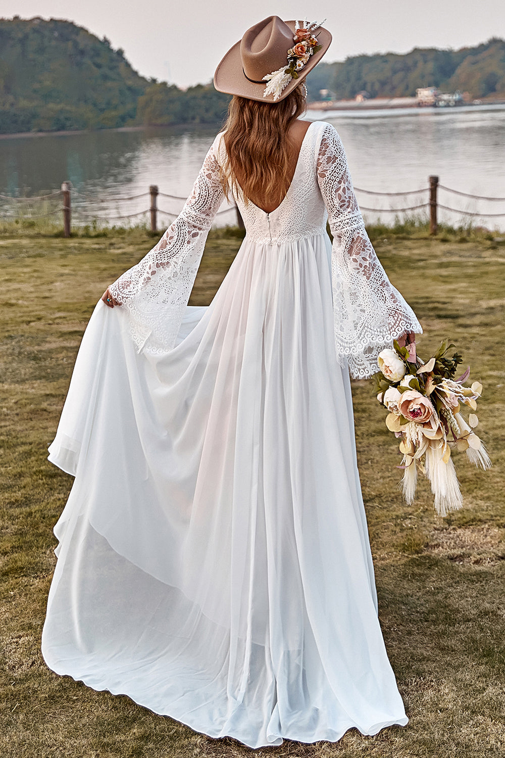 Robe de mariée bohème trompette en mousseline de soie à manches en dentelle ivoire