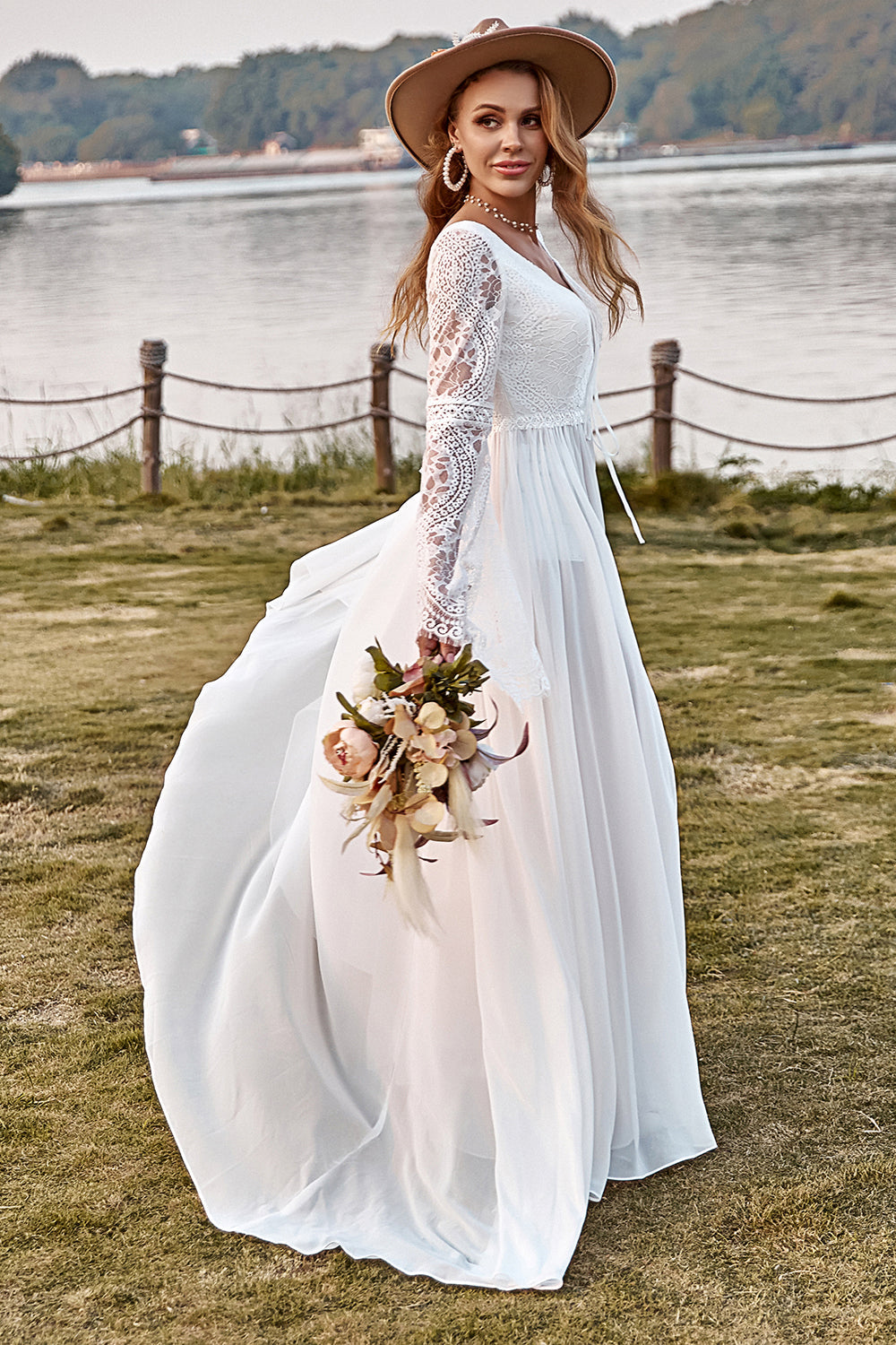 Robe de mariée bohème trompette en mousseline de soie à manches en dentelle ivoire