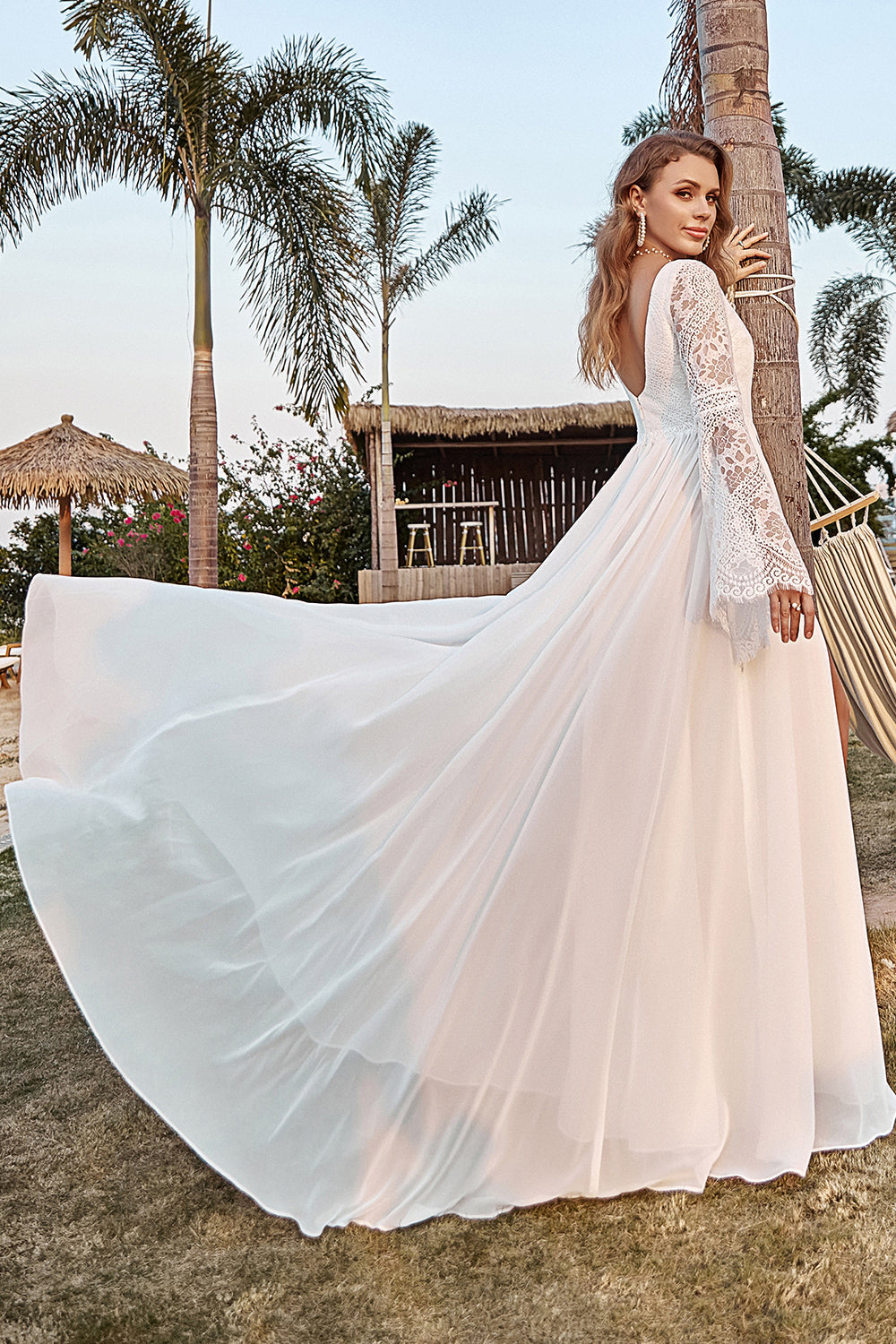 Robe de mariée bohème trompette en mousseline de soie à manches en dentelle ivoire