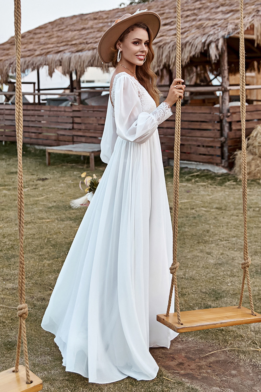 Robe de mariée bohème en mousseline de soie à encolure en V, à manches longues, en dentelle ivoire