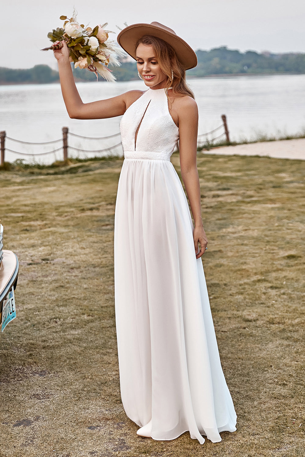 Robe de mariée bustier bohème en mousseline et dentelle ivoire avec fente