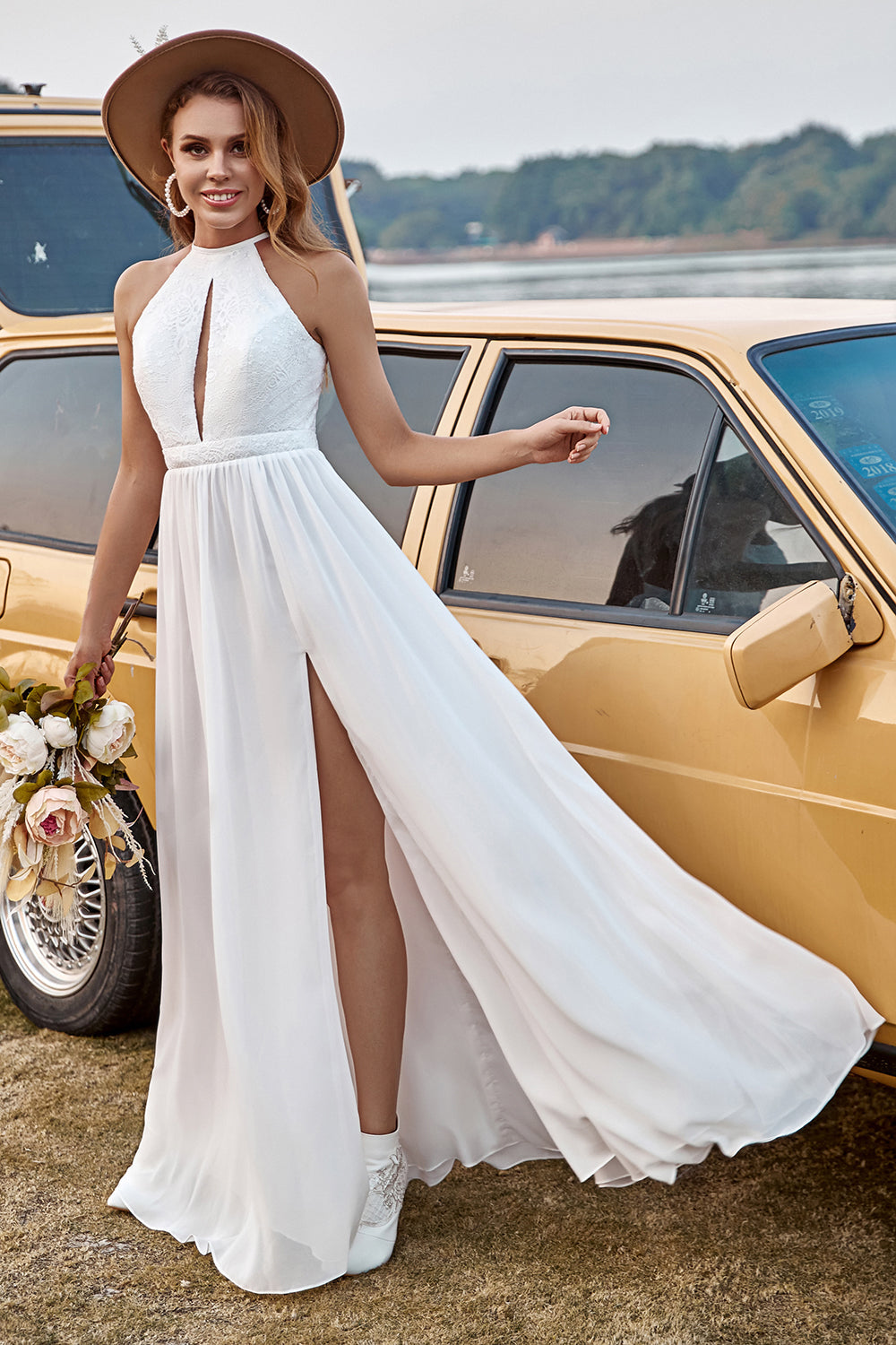Robe de mariée bustier bohème en mousseline et dentelle ivoire avec fente