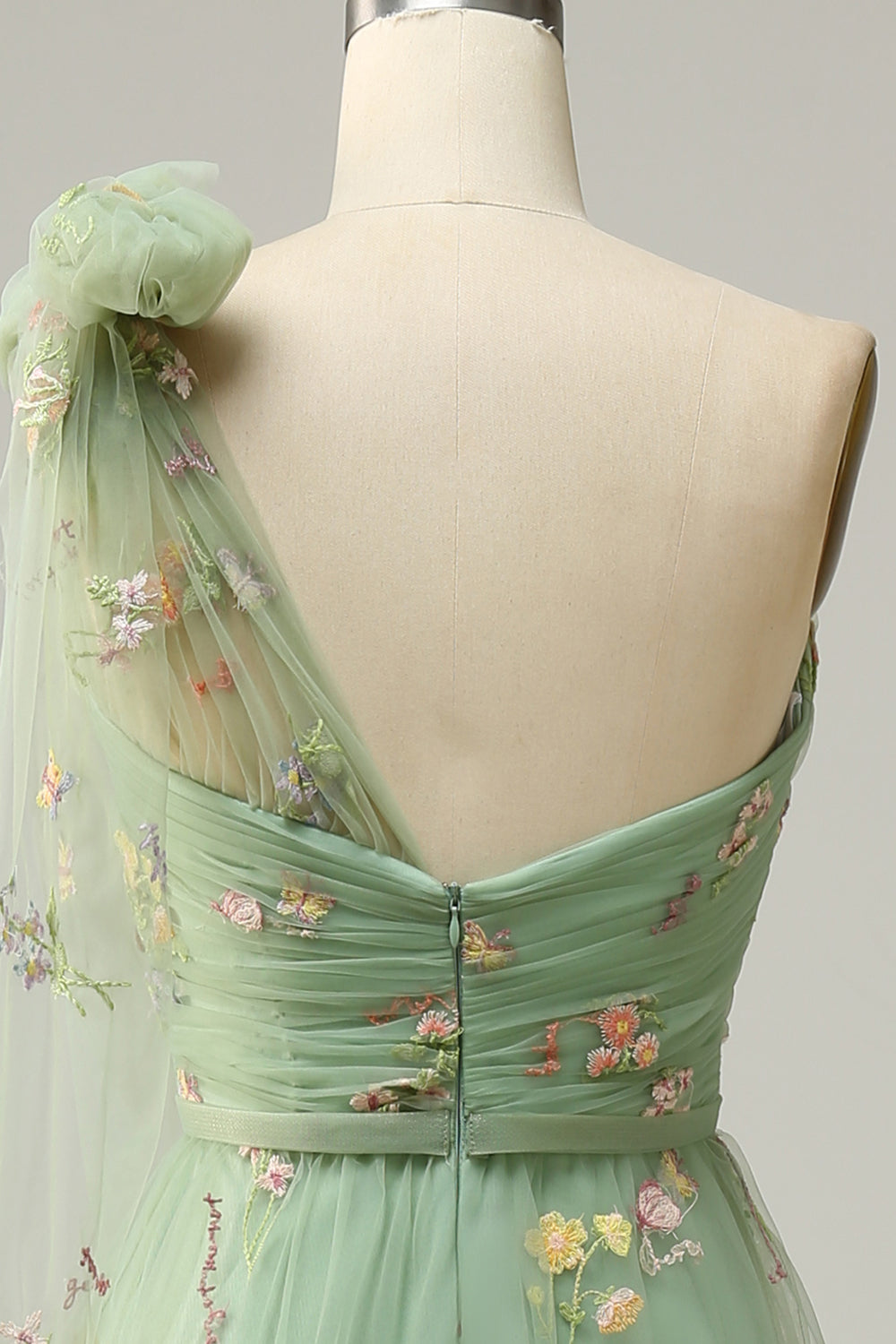 Robe de bal longue verte asymétrique à broderies, coupe évasée