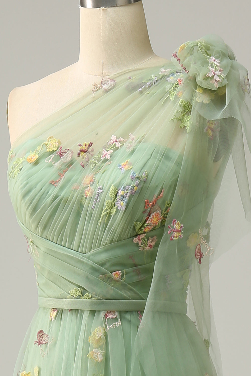 Robe de bal longue verte asymétrique à broderies, coupe évasée