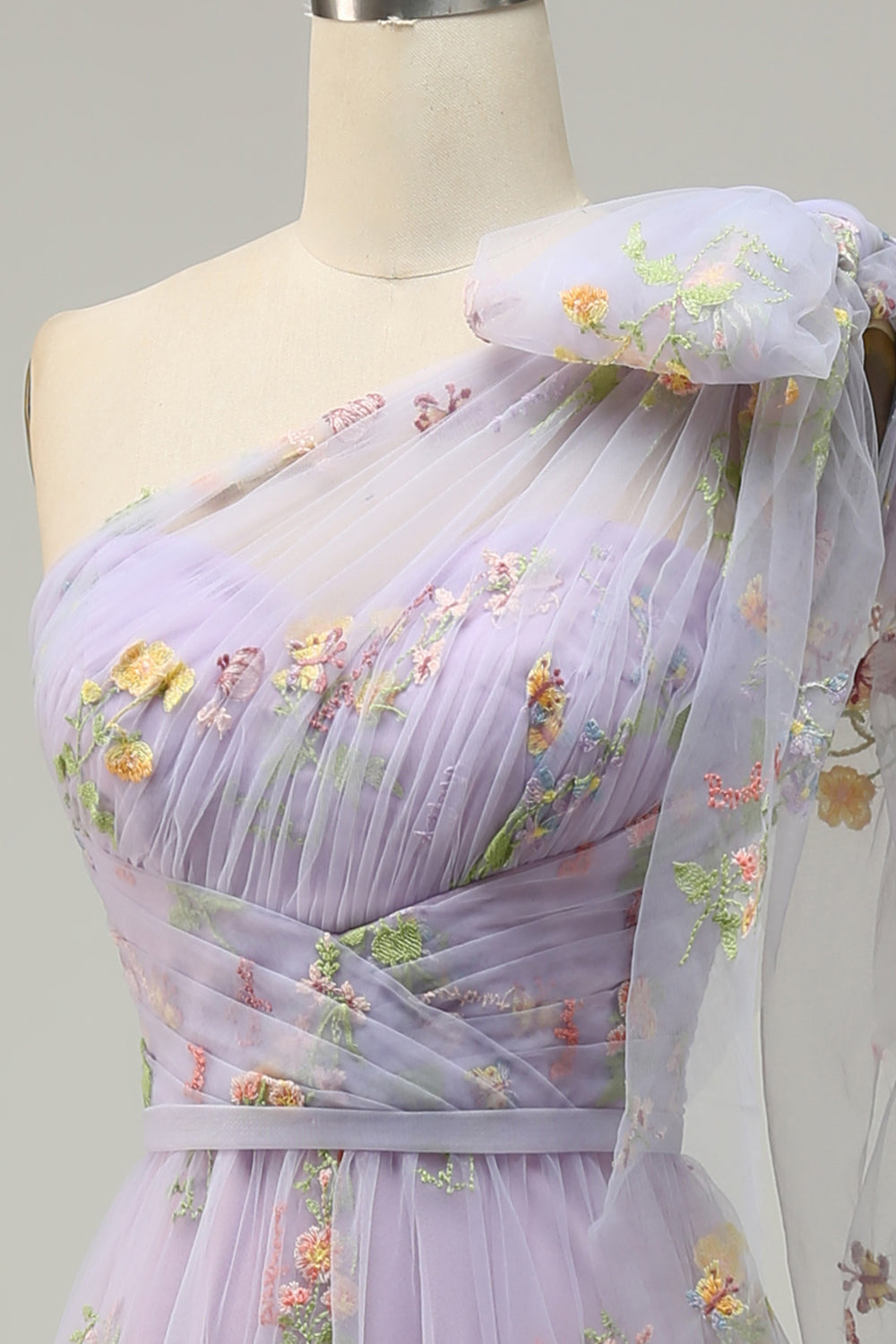 Robe de bal longue verte asymétrique à broderies, coupe évasée