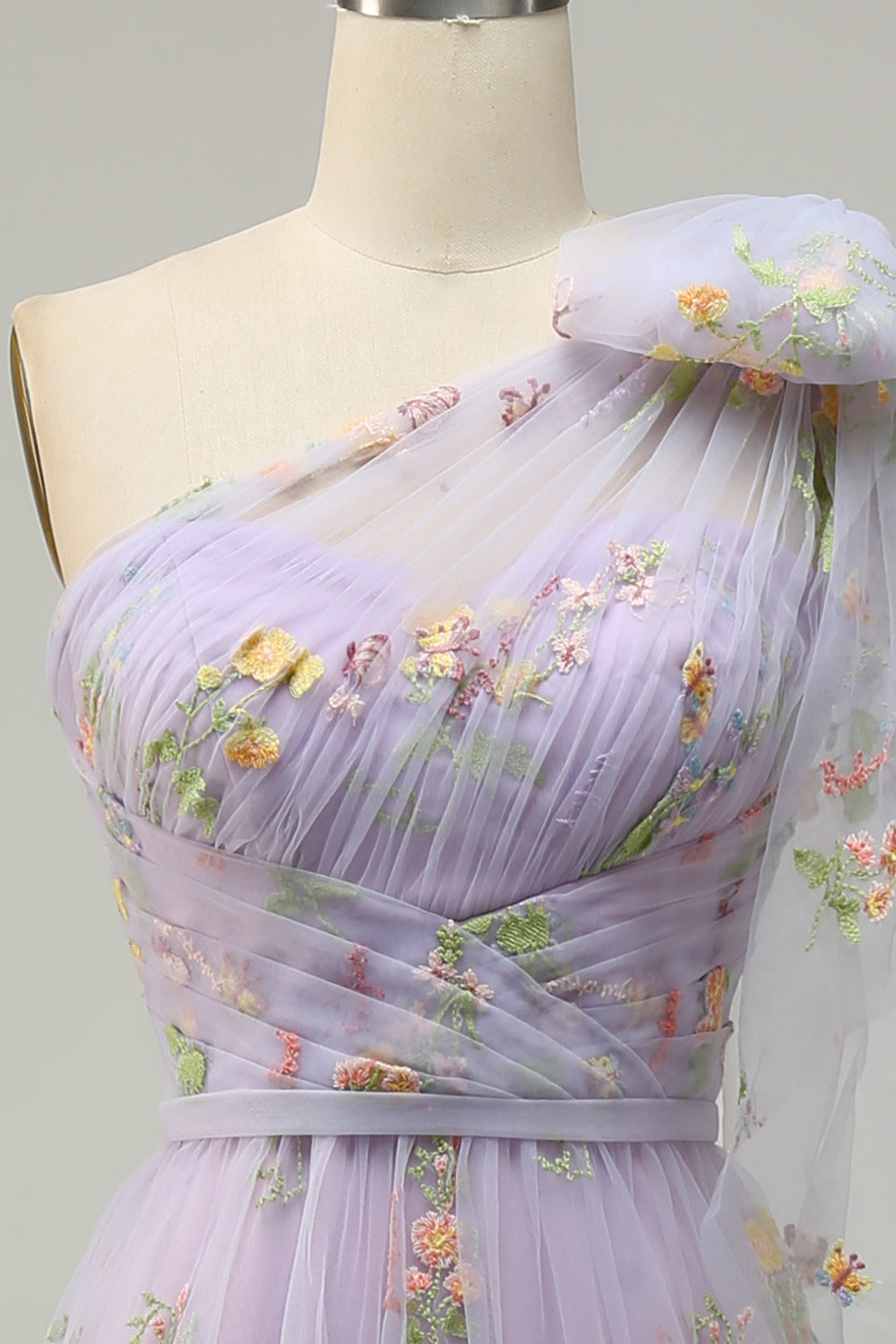 Robe longue de bal noire asymétrique à broderies de coupe trapèze