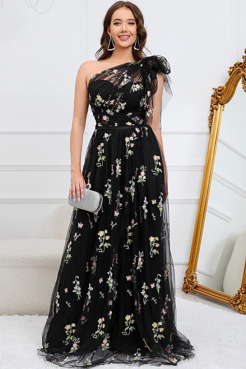 Robe longue de bal noire asymétrique à broderies de coupe trapèze