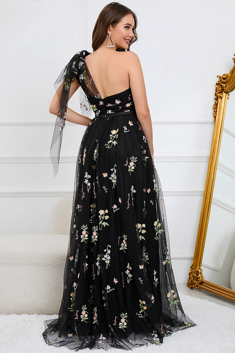 Robe longue de bal noire asymétrique à broderies de coupe trapèze