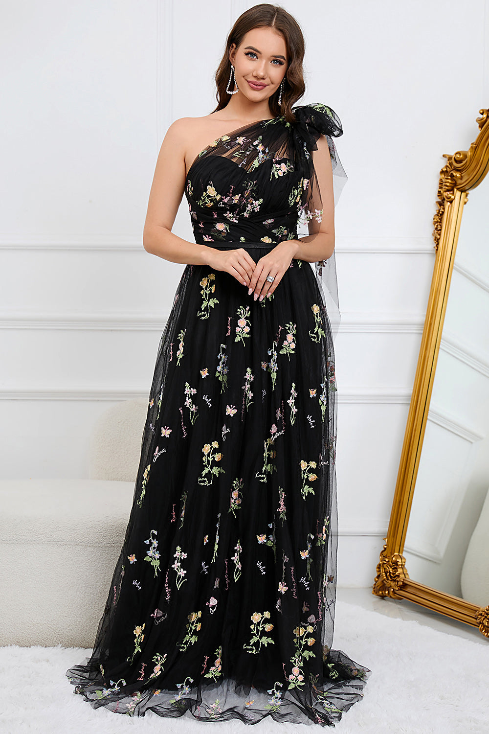 Robe longue de bal noire asymétrique à broderies de coupe trapèze