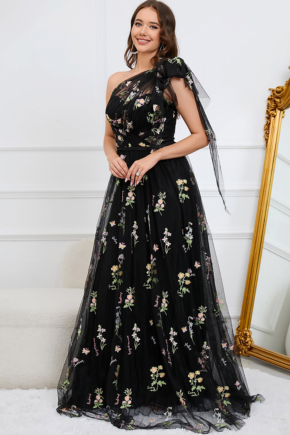 Robe longue de bal noire asymétrique à broderies de coupe trapèze