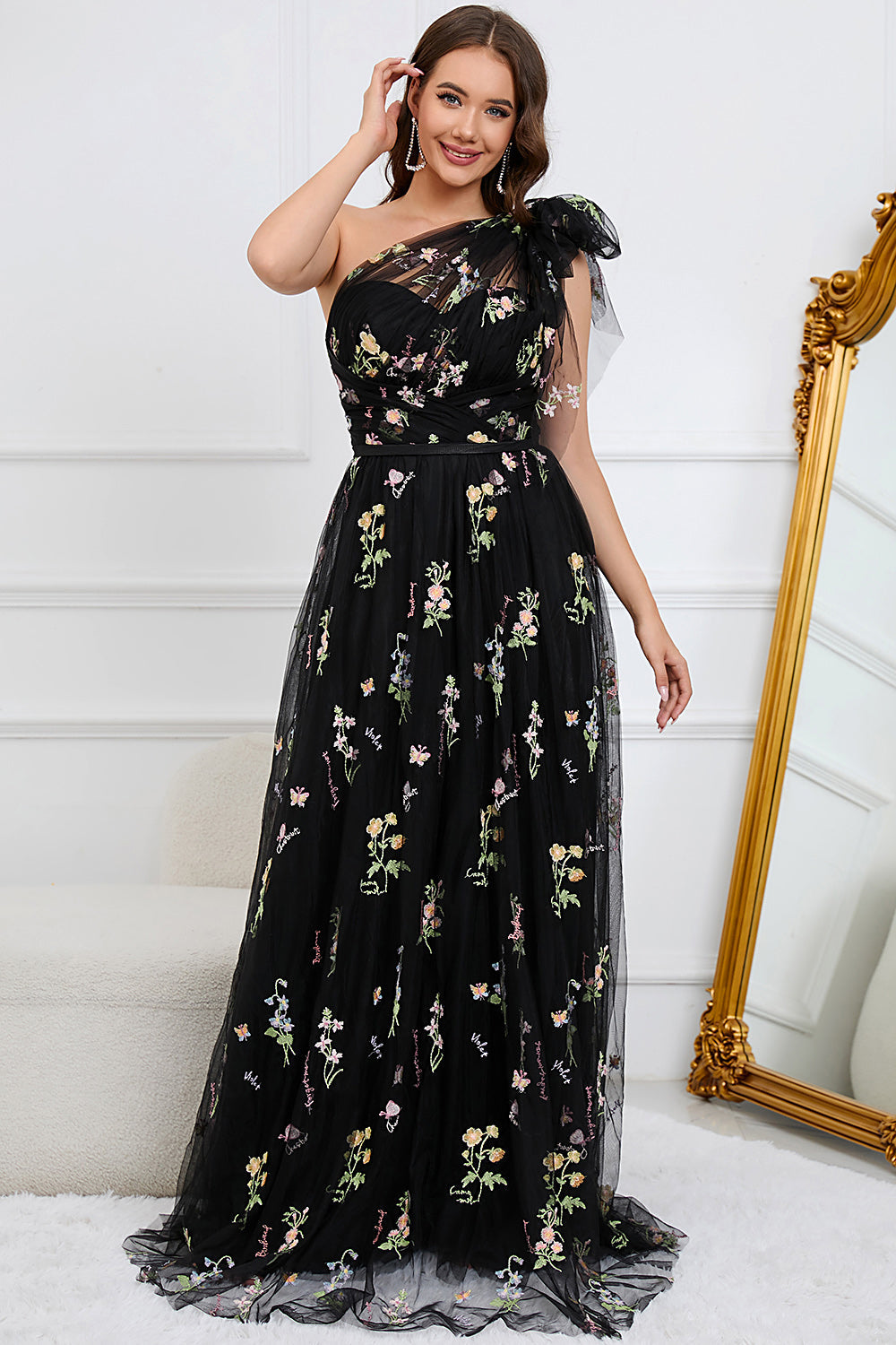 Robe longue de bal noire asymétrique à broderies de coupe trapèze