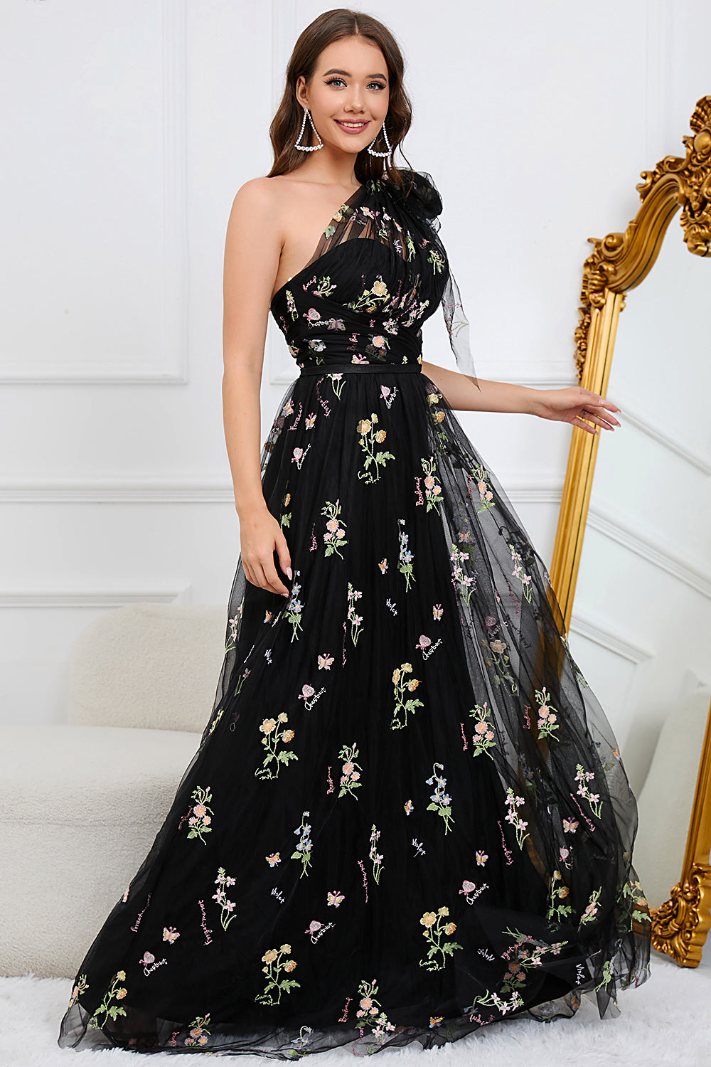 Robe longue de bal noire asymétrique à broderies de coupe trapèze