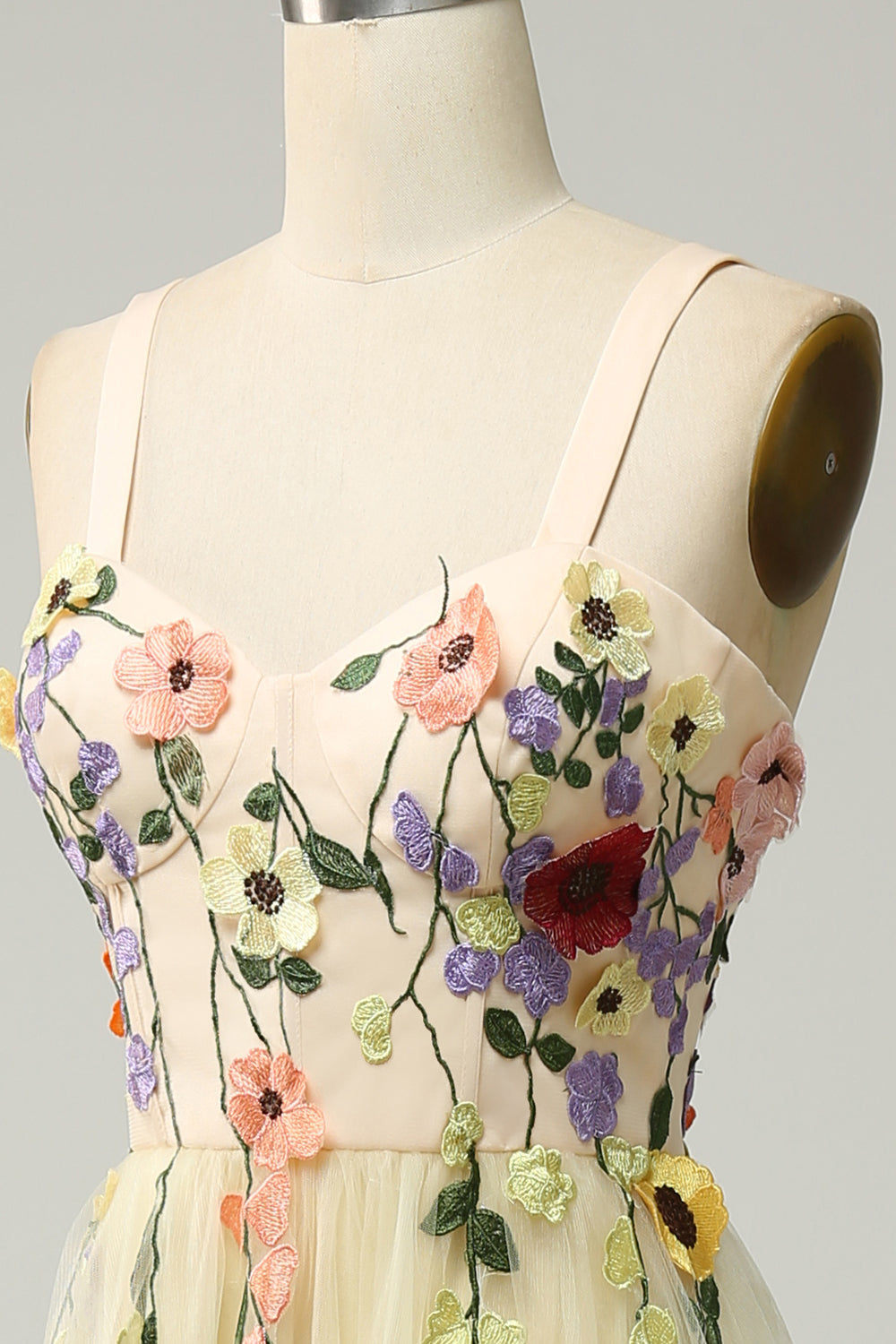 Robe de bal mi-longue couleur champagne, coupe trapèze, à fines bretelles, avec appliques