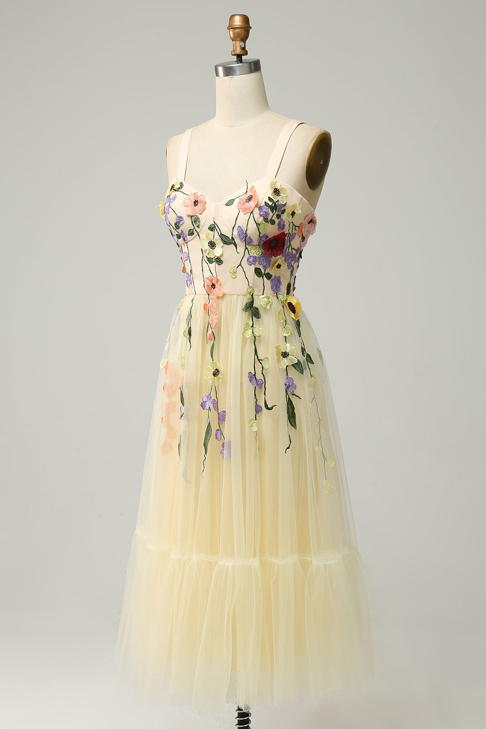 Robe de bal mi-longue couleur champagne, coupe trapèze, à fines bretelles, avec appliques