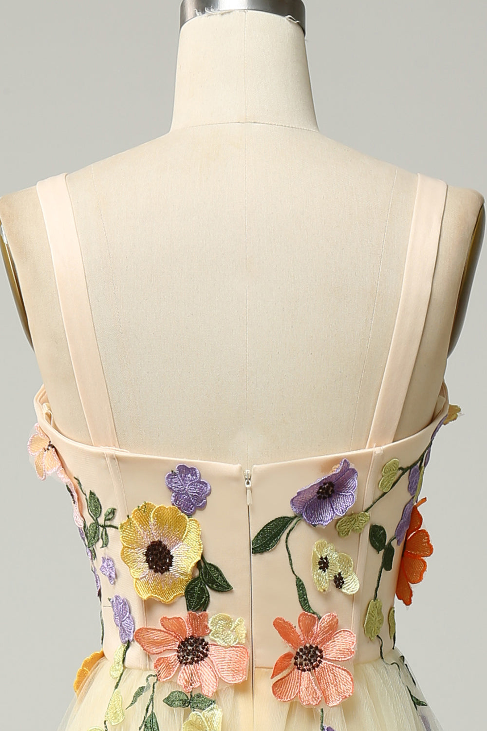 Robe de bal mi-longue couleur champagne, coupe trapèze, à fines bretelles, avec appliques