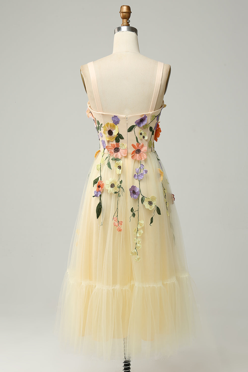 Robe de bal mi-longue couleur champagne, coupe trapèze, à fines bretelles, avec appliques