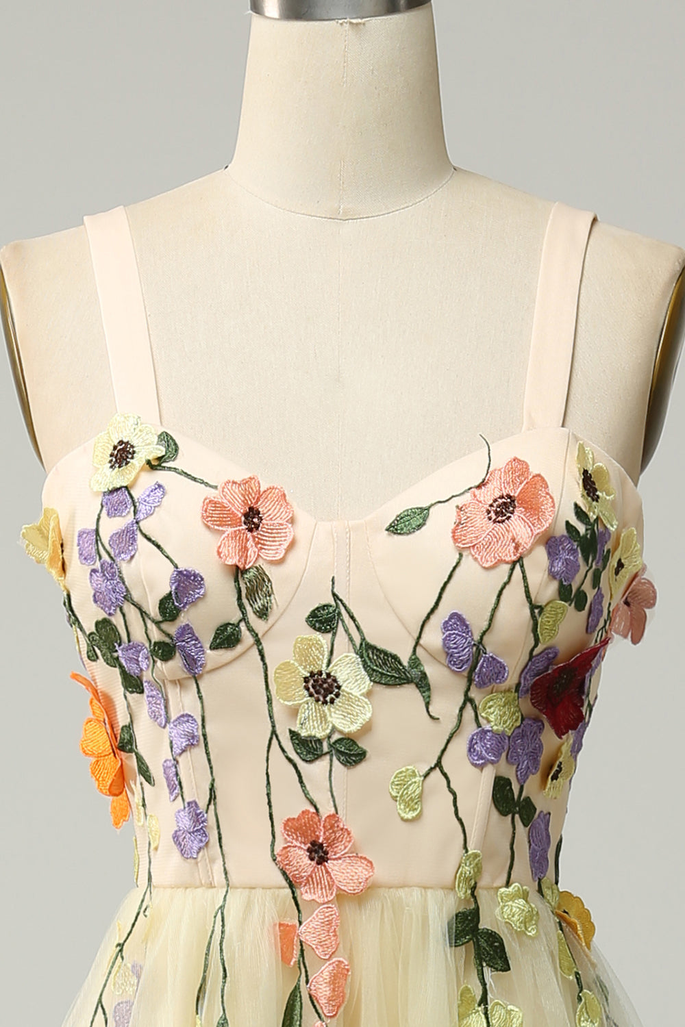 Robe de bal mi-longue couleur champagne, coupe trapèze, à fines bretelles, avec appliques