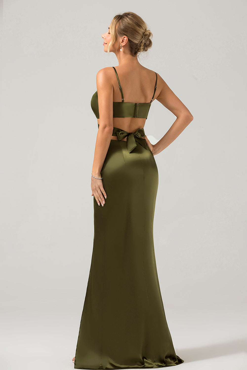 Robe de demoiselle d'honneur longue fendue vert olive avec découpes et bretelles spaghetti