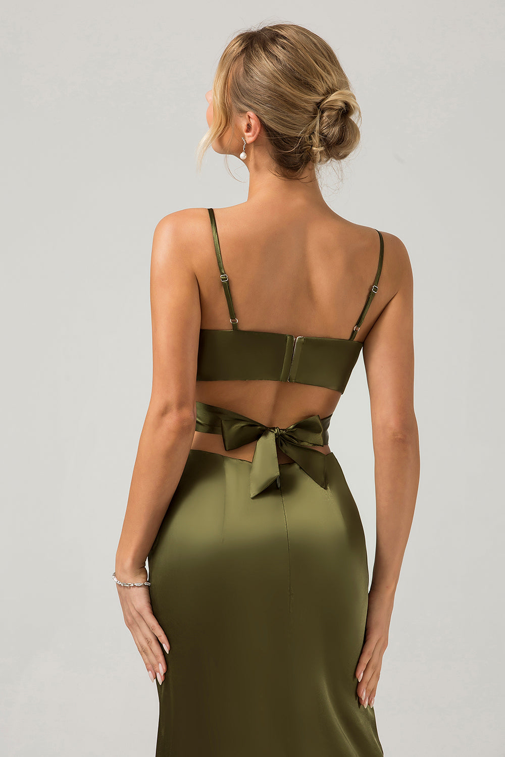 Robe de demoiselle d'honneur longue fendue vert olive avec découpes et bretelles spaghetti