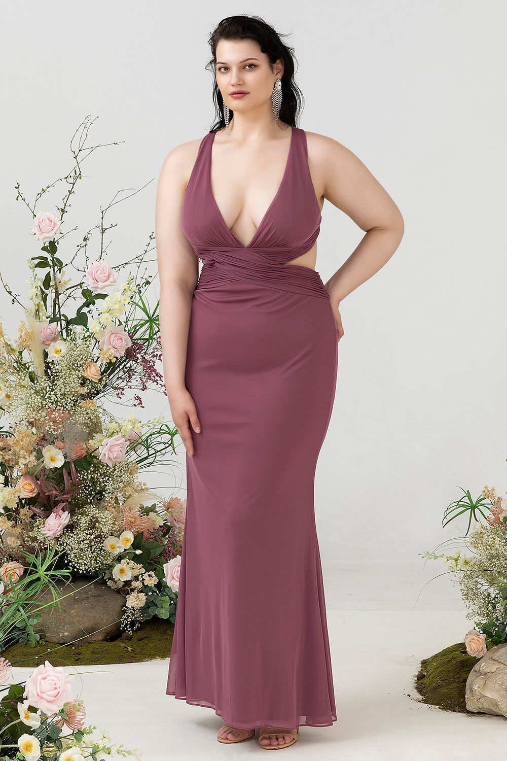 Robe fourreau col en V profond Desert Rose pour invitée de mariage grande taille avec dos croisé