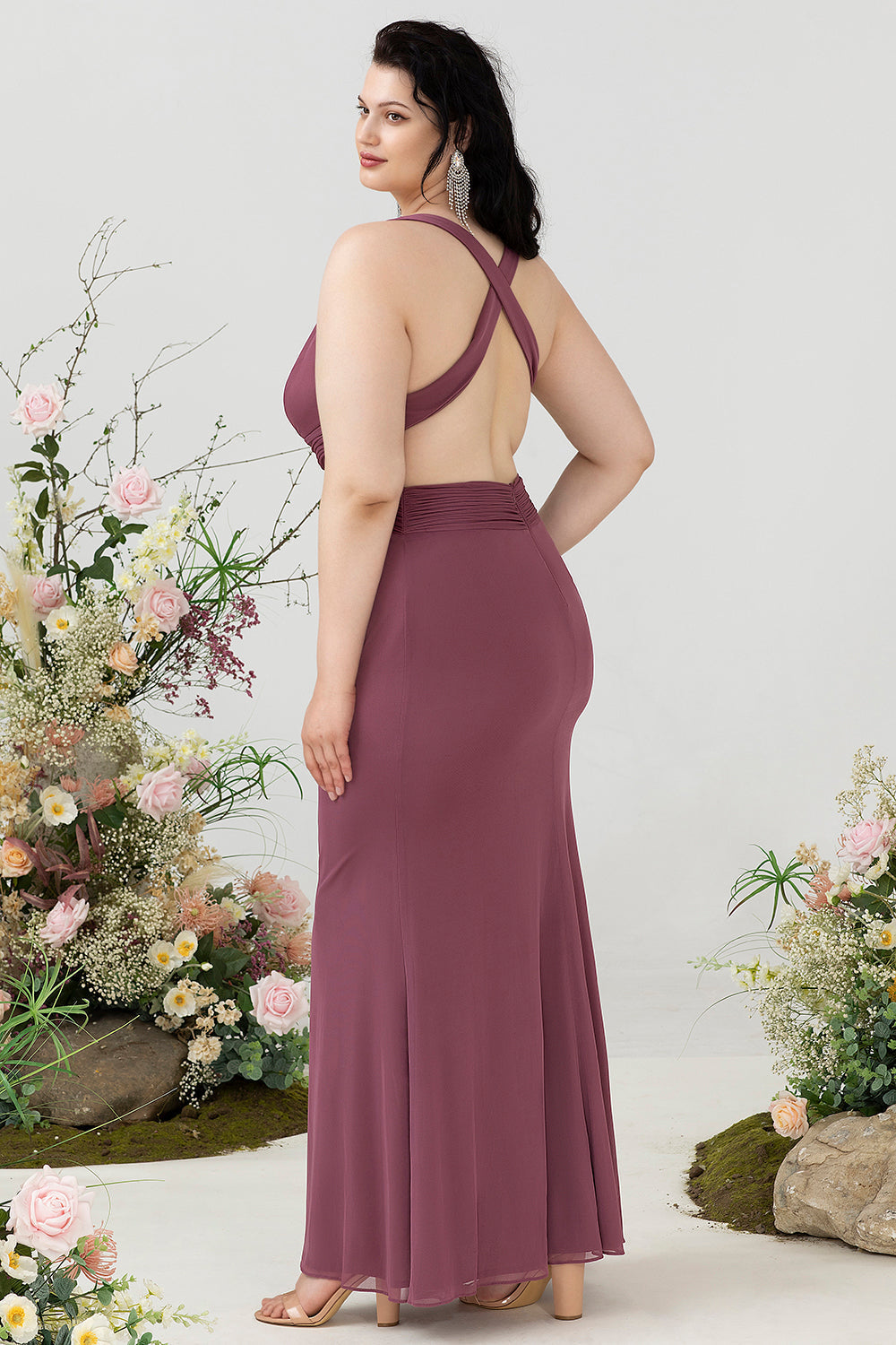 Robe fourreau col en V profond Desert Rose pour invitée de mariage grande taille avec dos croisé