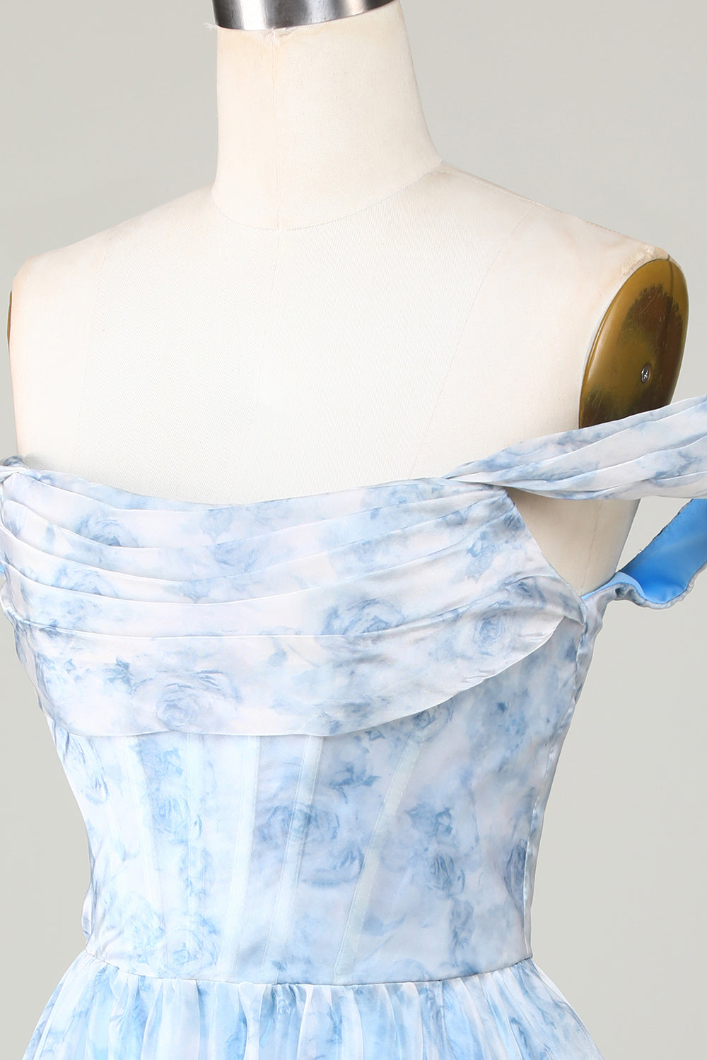 Robe de bal de fin d'études courte à imprimé bleu, coupe trapèze mignonne, épaules dénudées et volants